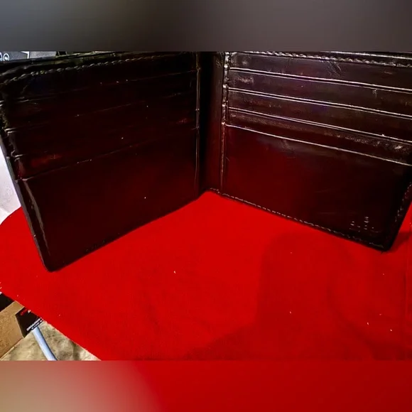 🔥Gucci (Authentic) GG Emblem bi-fold wallet - Picture 7 of 15